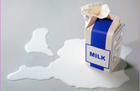 В заводском молоке содержится вредное вещество!