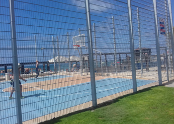 Баскетбольная площадка на берегу моря в Израиле