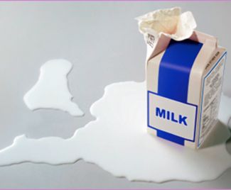 В заводском молоке содержится вредное вещество!