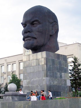 Рекордно большая скульптурная голова Ленина в Улан-Удэ.